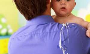 Срыгивание творожистой массой у ребенка: причины и рекомендации