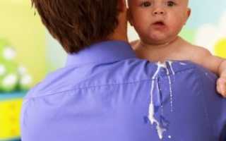 Срыгивание творожистой массой у ребенка: причины и рекомендации