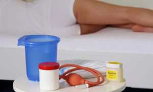 Как ставить в домашних условиях клизму при запоре правильно и безопасно