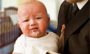 До какого возраста ребенок срыгивает и что с этим делать