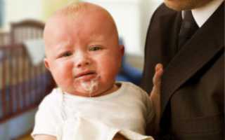 До какого возраста ребенок срыгивает и что с этим делать