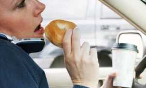 Отрыжка после еды и тяжесть в желудке: причины и решения