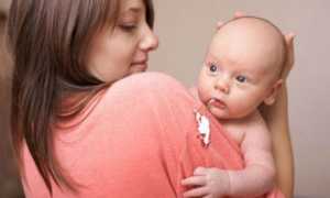 Почему ребенок срыгивает через нос и рот: причины и советы