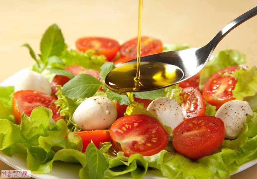 Применение подсолнечного масла в качестве заправки к самым разнообразным салатам