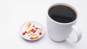 Нельзя запивать лекарство чаем или соком