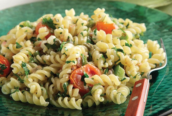 макароны, тушенные с овощами