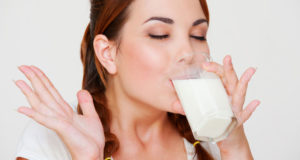 Женщина пьет сливки