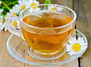 При метеоризме в воду добавляют отвар ромашки