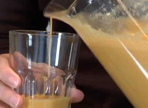 Налить картофельный сок в стакан