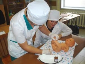 Как ставить клизму ребенку?