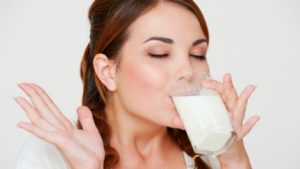 Почему бывает изжога от молока