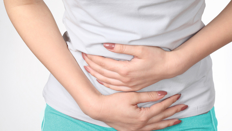 болит живот