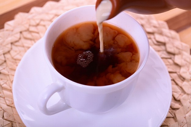 черный чай с молоком