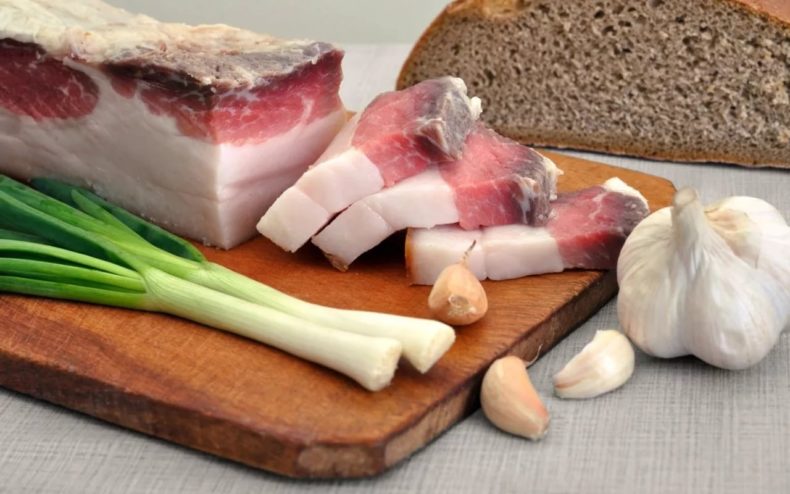 Сало лучше употреблять в свежем виде