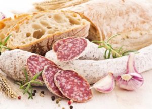 колбаса и хлеб