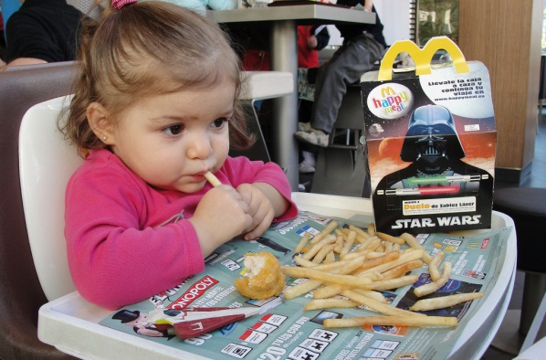 еда из Макдональдса провоцирует отрыжку у ребенка