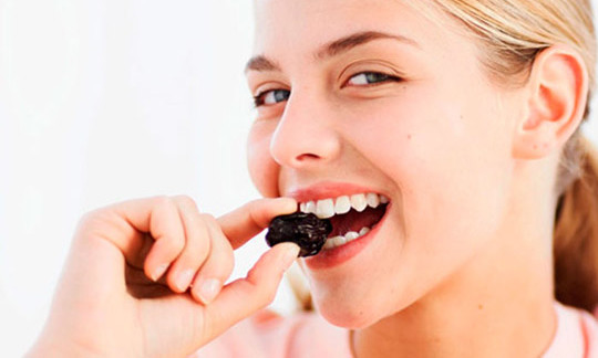 мама ест чернослив