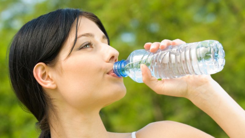 надо выпивать ежедневно 1,5–2 л жидкости