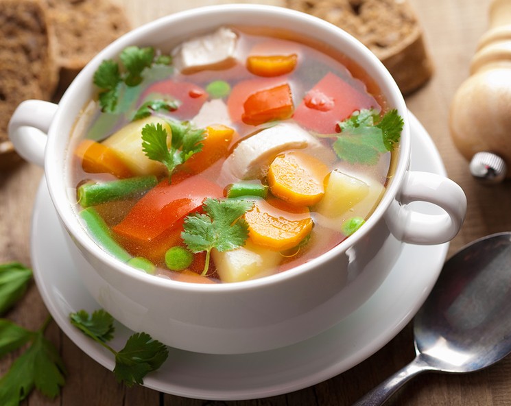 нежирный куриный бульон с овощами