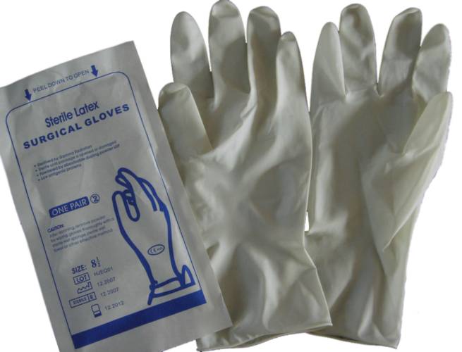 Для проведения клизмы используются стерильные перчатки