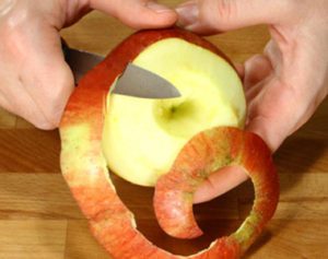 перед употреблением придется чистить яблоки от кожуры