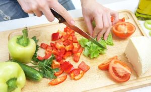 Перед употреблением продукты необходимо измельчать