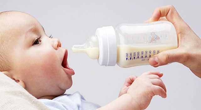 при переходи с грудного вскармливания на смесь у ребенка могут быть запоры