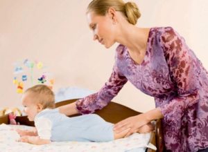 выкладывание ребенка на живот