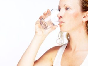 выпить стакан подсоленной воды