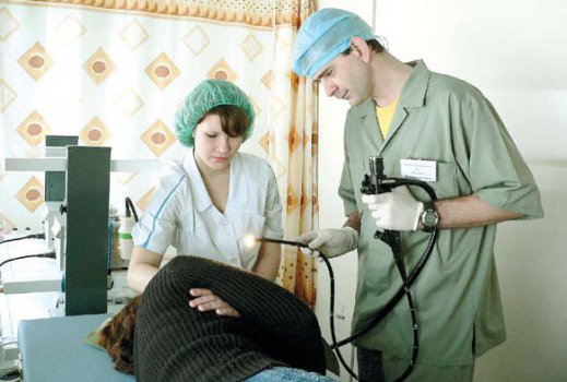 врач объясняет, как себя вести при процедуре