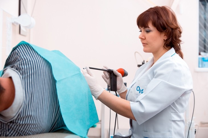 Осмотр при геморрое у врача