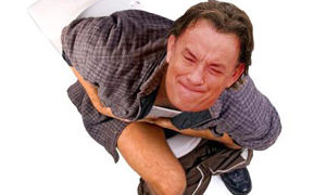 сильное напряжение при запоре может вызвать геморрой