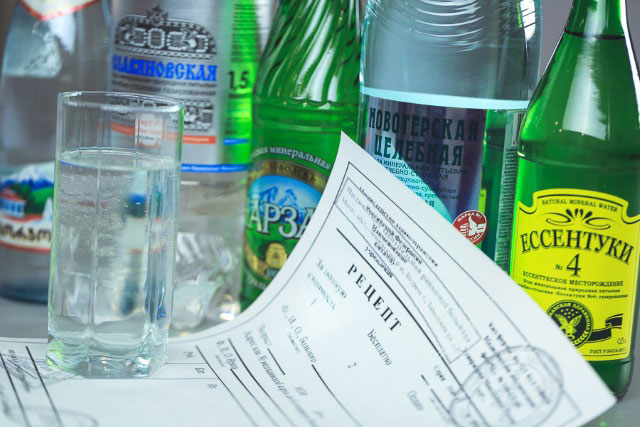 стакан с минеральной водой