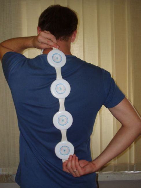 Прикладывание Алмага вдоль позвоночника Прикладывание Алмага вдоль позвоночника