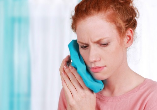 Холодный компресс к щеке