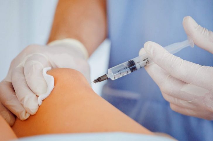 Укол гиалуроновой кислоты врачом