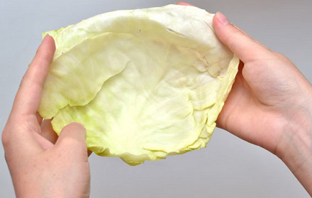 Капустный компресс в место больного сустава Капустный компресс в место больного сустава