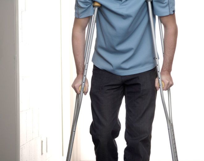 Ношение костылей после перелома шейки бедра