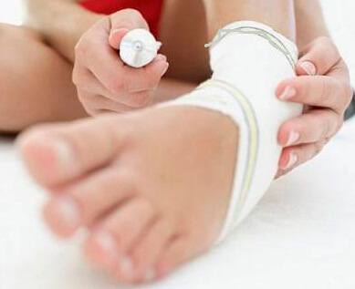 Нанесение обезболивающей мази