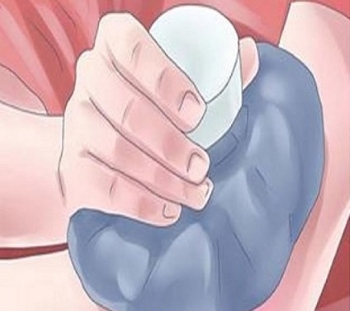 Ледовый компресс при растяжении рук Ледовый компресс при растяжении рук