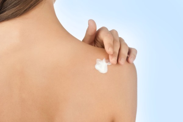 Нанесение мази