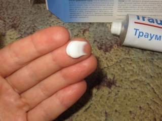 Нанесение мази Траумель