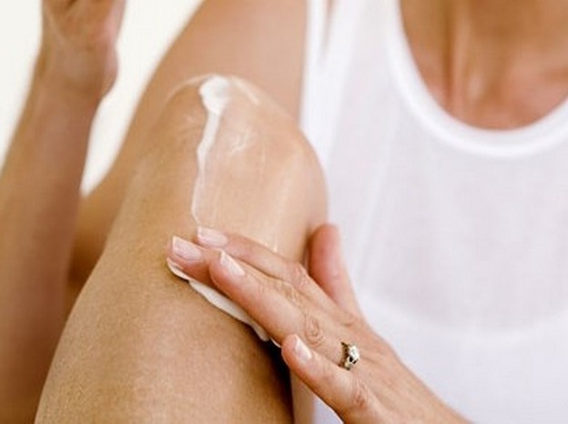 Нанесение мази на больные суставы Нанесение мази на больные суставы