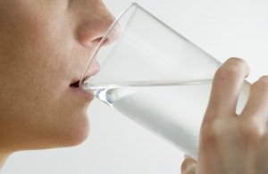 Обильный питьевой режим при подагре