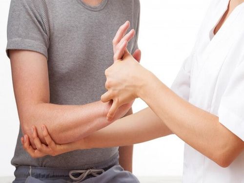 Осмотр руки врачом