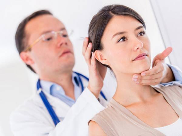 Осмотр шеи врачом