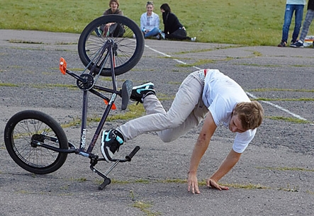 Падение с велосипеда на руки Падение с велосипеда на руки