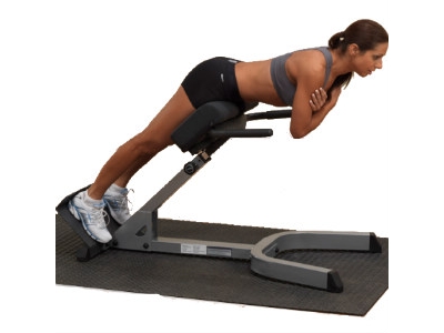 Положение рук на груди при упражнении на гиперэкстензии Положение рук на груди при упражнении на гиперэкстензии