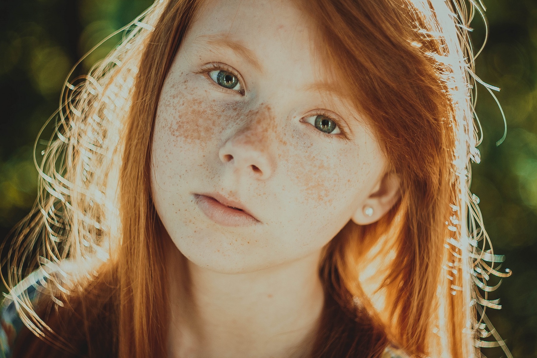Девочка с рыжими волосами
