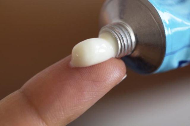 Использование противовспалительных мазей для суставов Использование противовспалительных мазей для суставов